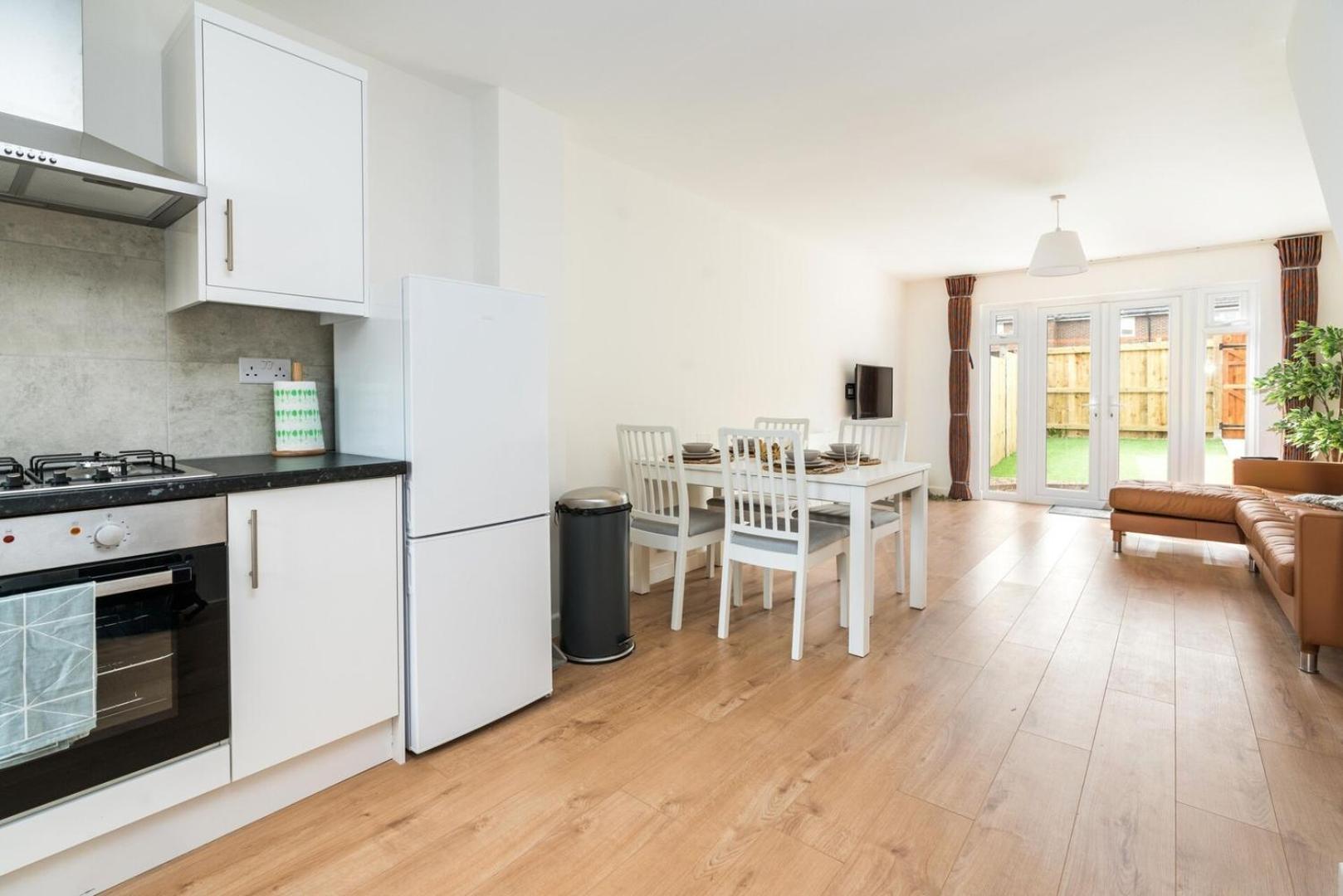 Sleek And Stylish 2bd With A Garden Anerley London